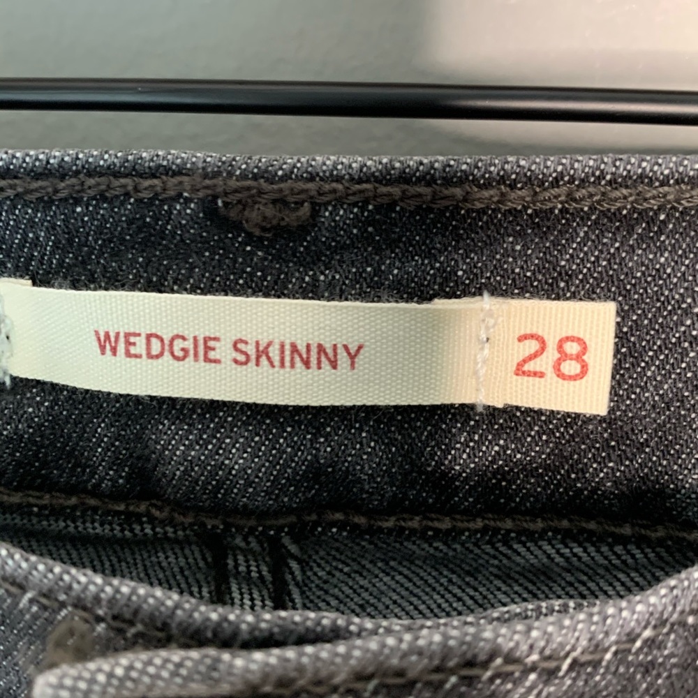 NWT Levi's wedgie skinny jean ravens wing fray hem - Picture 12 of 16